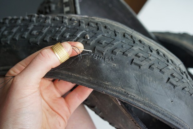 Cómo reparar un neumático sin cámara pinchado | Guía paso a paso para enchufar, y coser neumáticos / Titulares de Bicicletas Titulares.ar