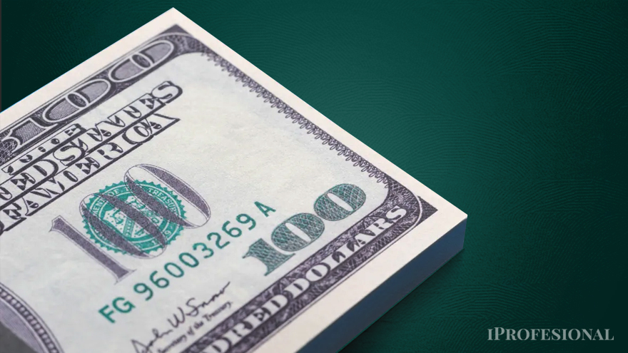 Los analistas creen que los dólares paralelos seguirán subiendo.