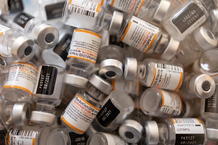 Viales usados ​​de la vacuna pediátrica de Pfizer contra el Covid.  Foto: Reuters