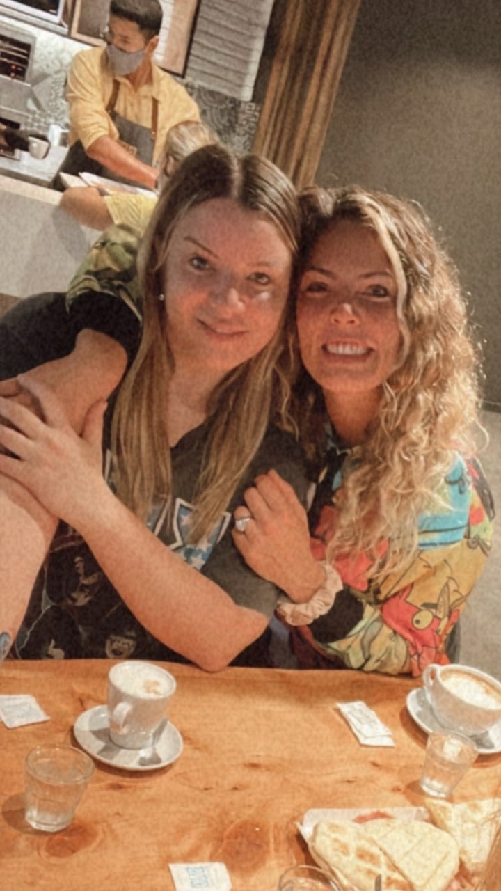 Yésica Samoiloff, la argentina hospitalizada en Cancún, y su amiga Victoria.