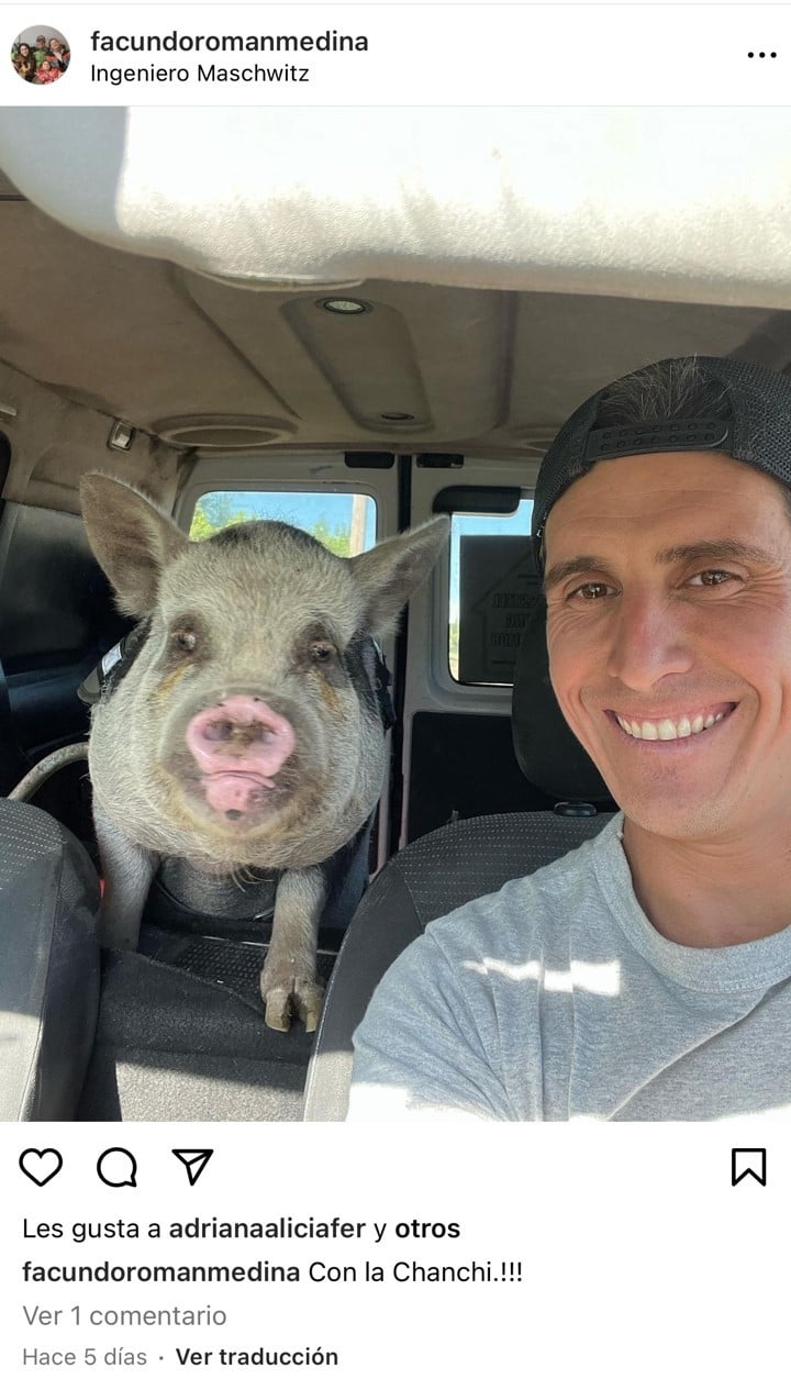Facundo Medina compartió esta foto apenas adoptó al cerdo pero luego se lo comió.