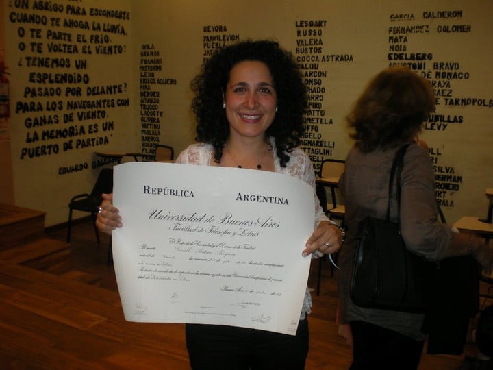 Profesional. Contenta Gisselle Avignone con su diploma de graduada en Letras.