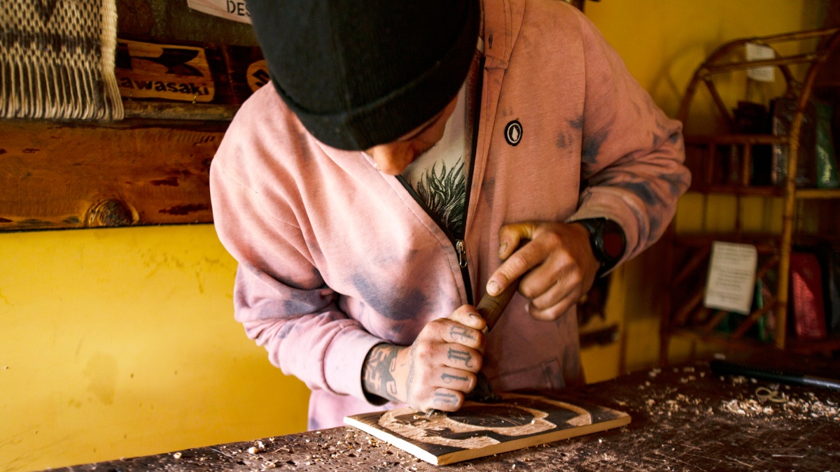 Tallas de madera, pinturas e instrumentos musicales mapuche como orkin trutruka y kultrun son hechos a mano por miembros de la comunidad Foto Alejandra Bartoliche