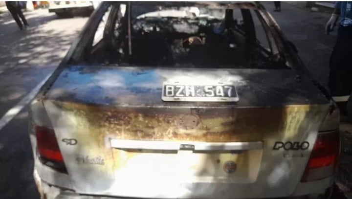 Bahía Blanca: le iban a secuestrar el auto por una infracción, le prendió fuego frente a la policía y se dio a la fuga en un taxi.