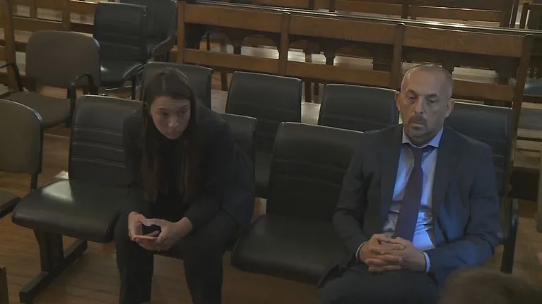 Hugo Tomei y Emilia Pertossi ya están en la sala del tribunal para escuchar el veredicto.  (Foto: captura TN)