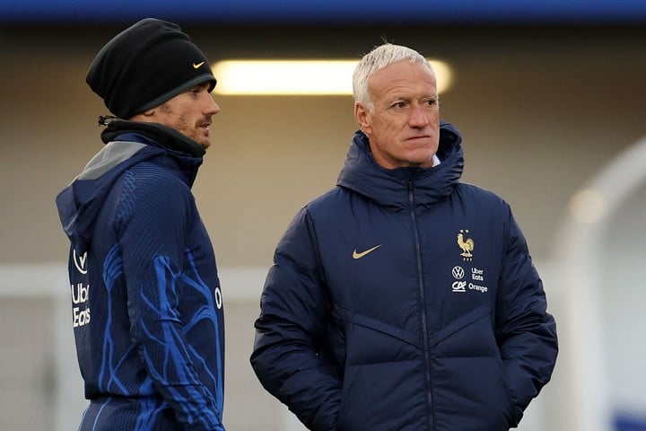 Deschamps y Griezmann durante el entrenamiento.  (Foto de FRANCK FIFE/AFP)