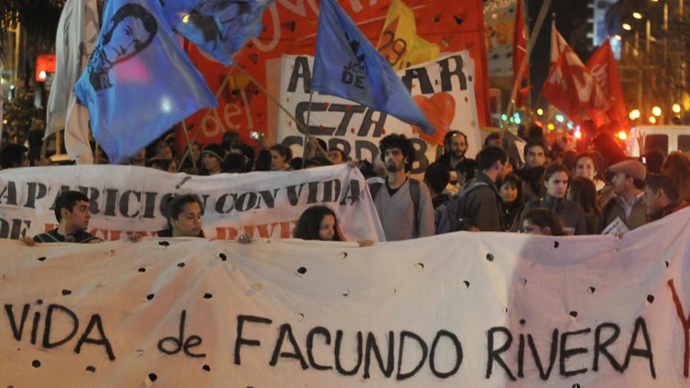 Marzo.  Familiares y colectivos sociales volvieron a movilizarse anoche por Facundo Rivera Alegre (Sergio Cejas / LaVoz).
