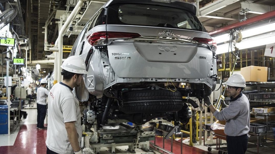 Tras el acuerdo, los trabajadores de Toyota volverán a trabajar en tres turnos adicionales.