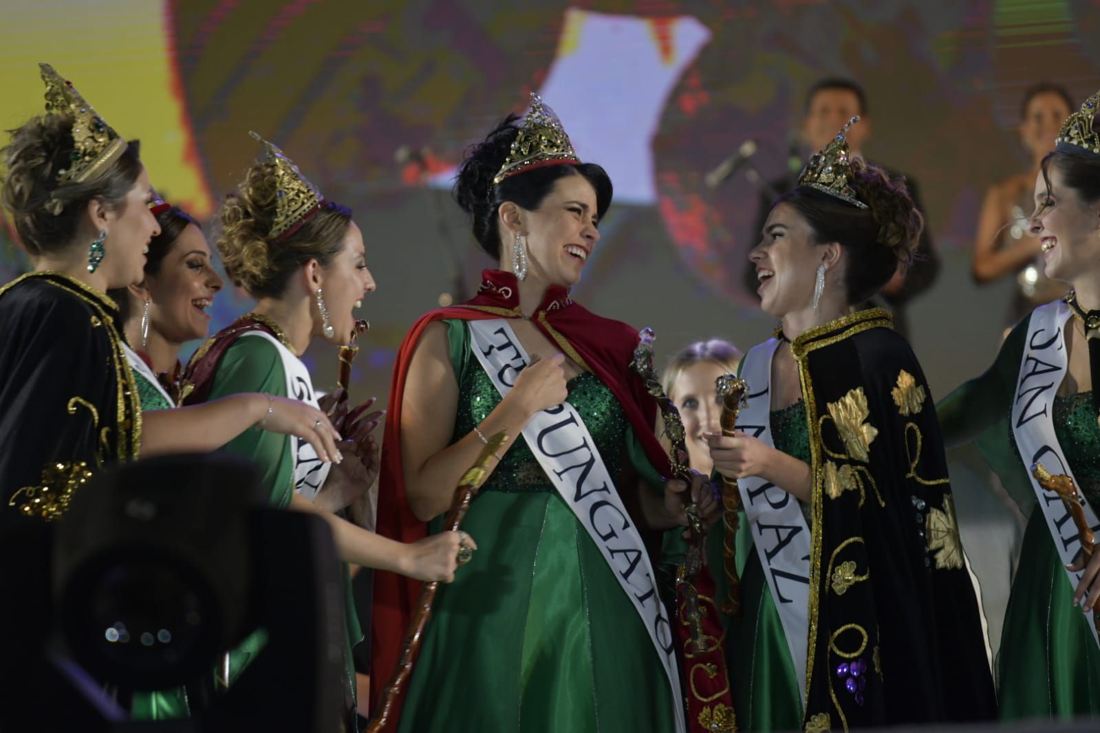 La nueva Reina, Ana Laura Verde, y la flamante Virreinato, Gémina Navarro, se abrazan y sonríen emocionadas al ser elegidas como las nuevas soberanas de la Vendimia.